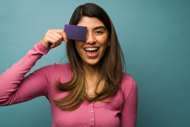 漂亮女人用信用卡付款图片下载