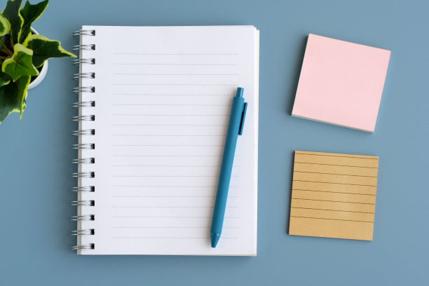 空白的笔记纸和笔在灰色的背景，模板，模拟，顶视图，平躺图片下载