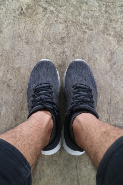 穿着黑色鞋子的男人的脚图片下载