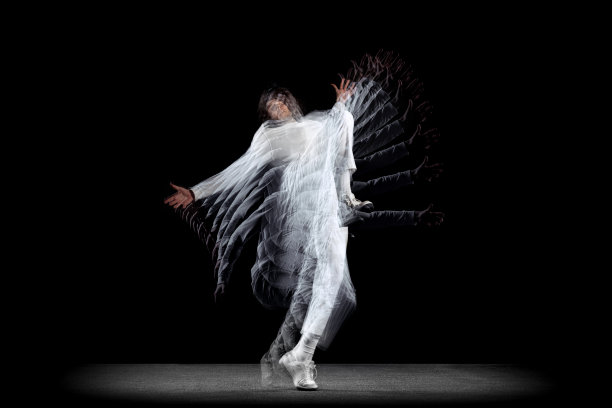 年轻人，动作中的嘻哈舞者，在黑暗的背景下运动，带有sroboscope效果。青年文化，嘻哈，运动，时尚，时尚，行动。图片下载