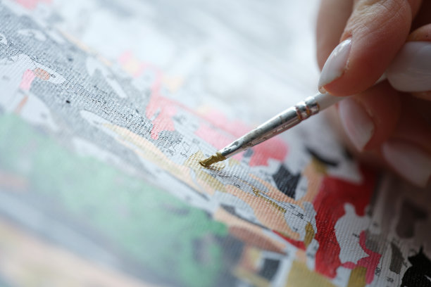 女性用画笔和颜料特写数手绘图片图片下载