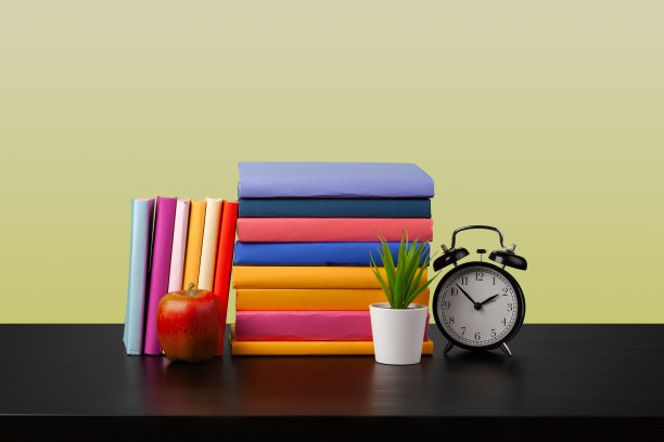 黑色木桌上一堆书图片下载