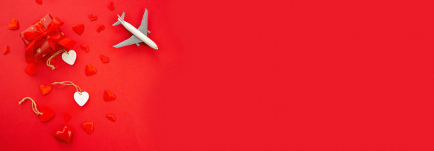 情人节贺卡，美丽的红色背景与飞机。有选择性的重点。图片下载