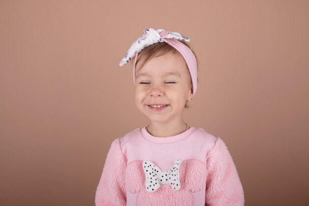 可爱的小女孩工作室拍摄的库存照片图片下载