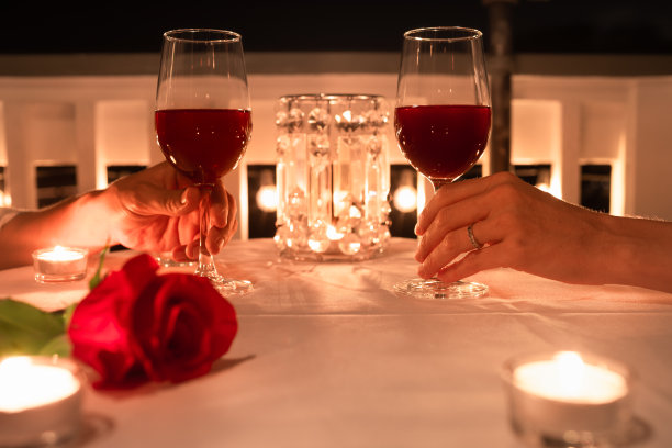 爱的庆典。情人节晚餐。图片下载