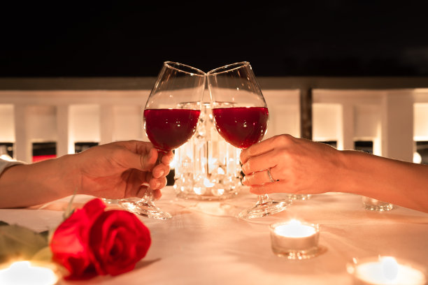 情侣庆祝情人节干杯，约会之夜图片下载