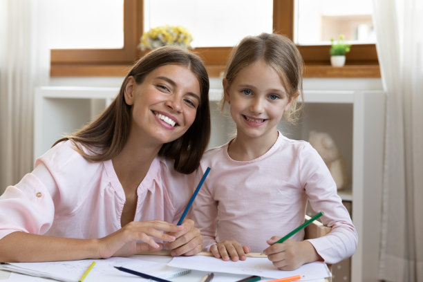 快乐日托老师和小女生的头像照图片下载
