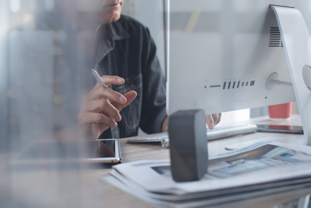 平面设计师，在现代办公室使用台式电脑和数码平板电脑图片下载