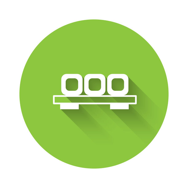 白色寿司在切菜板图标孤立与长影子。亚洲食品寿司木板。绿色圆圈按钮。向量图片下载