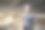 成功的工厂经理或首席执行官手持平板电脑，在工厂检查生产结果，同时工人和叉车在后台工作。图片下载