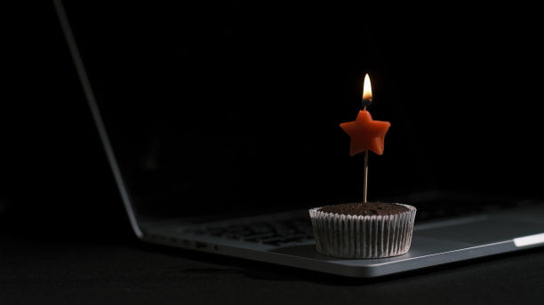 巧克力蛋糕上燃着的生日蜡烛图片下载