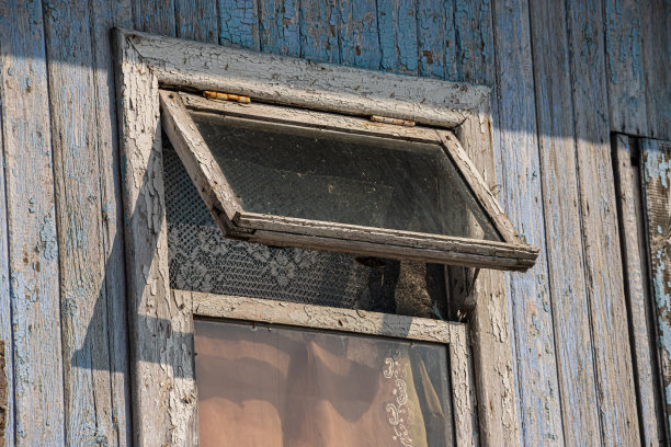 老木屋的窗户在木墙的背景下图片下载
