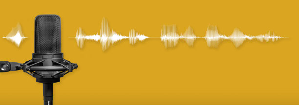 播客麦克风录音的声音与白色的音频波形和复制空间在黄色背景图片下载