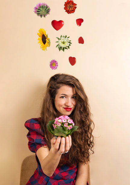 在柔和的背景上的心和花的年轻女子的创造性肖像。Velentine节图片下载