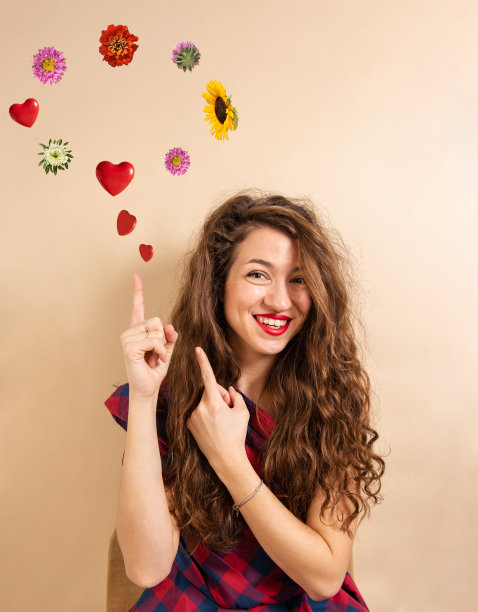 在柔和的背景上的心和花的年轻女子的创造性肖像。Velentine节图片下载