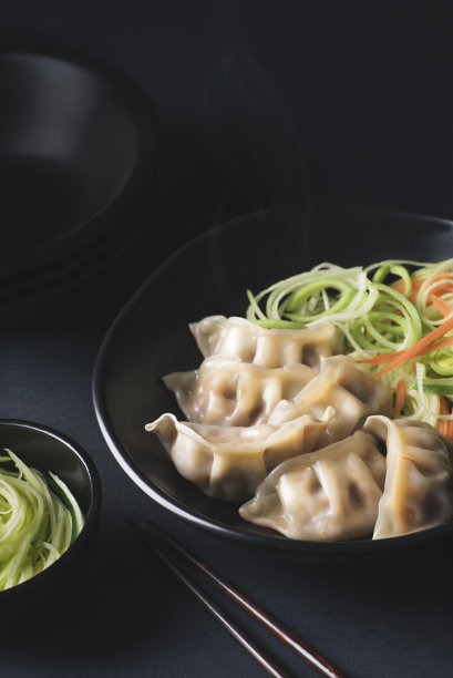 亚洲蒸热烟蒸蔬菜饺子盘，风格黑色典雅。特写，亚洲或中国的传统食物图片下载