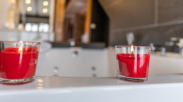 有蜡烛和睡莲的热水浴缸照片图片下载