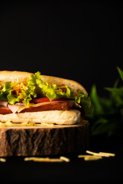 热狗配稻草土豆，生菜和番茄。图片下载