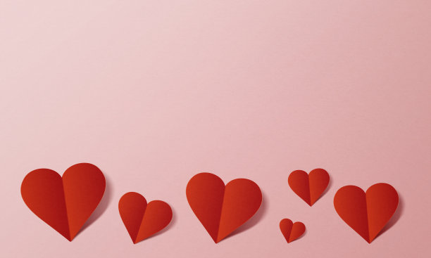 粉红色背景上的红心图片下载