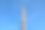 老工厂条纹，橙色，棕色，烟囱在蓝色天空的背景图片下载