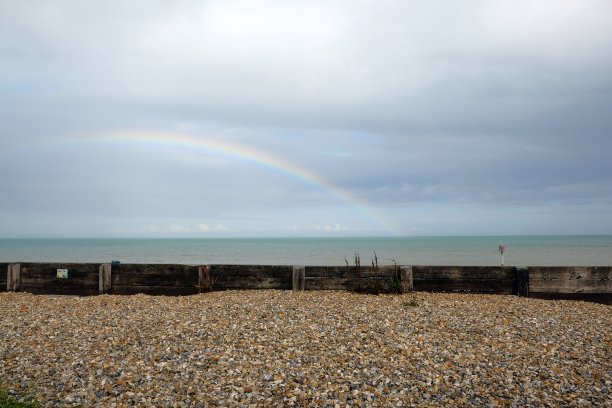 远处的人们在沙滩上散步图片下载