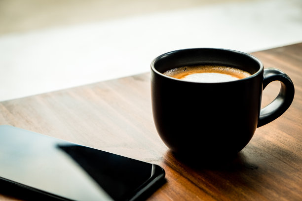 热拿铁是早上在咖啡馆最好的开始图片下载