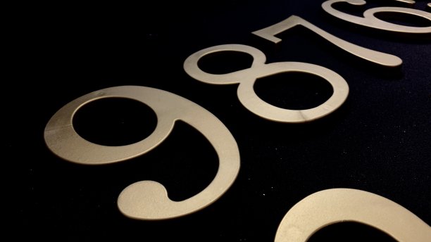 黑色背景上的黄金数字图片下载