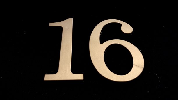 黑色背景上的黄金数字图片下载