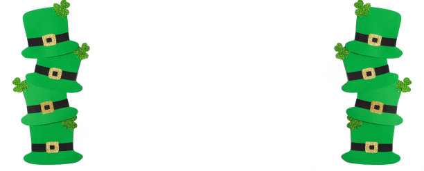 用牛皮纸做成的白色底帽。创意圣帕特里克节的背景图片下载