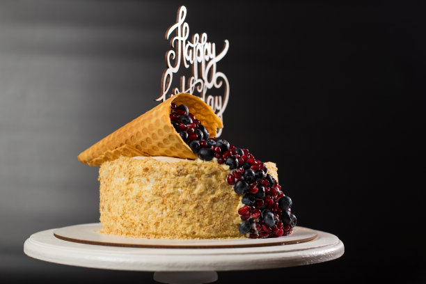 黑色背景上的浆果蛋糕。原味蛋糕。图片下载