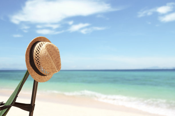 带草帽的度假背景和明亮的热带海滩图片下载