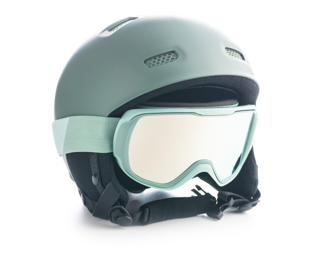 带护目镜的滑雪或单板滑雪头盔。图片下载