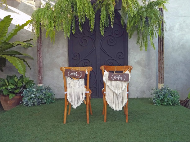 夫妇俩在有围墙的花园环境中给椅子贴上了标签图片下载