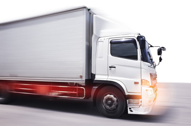 在公路上行驶的货车超速运动。送货卡车。卡车运费。物流货物运输图片下载