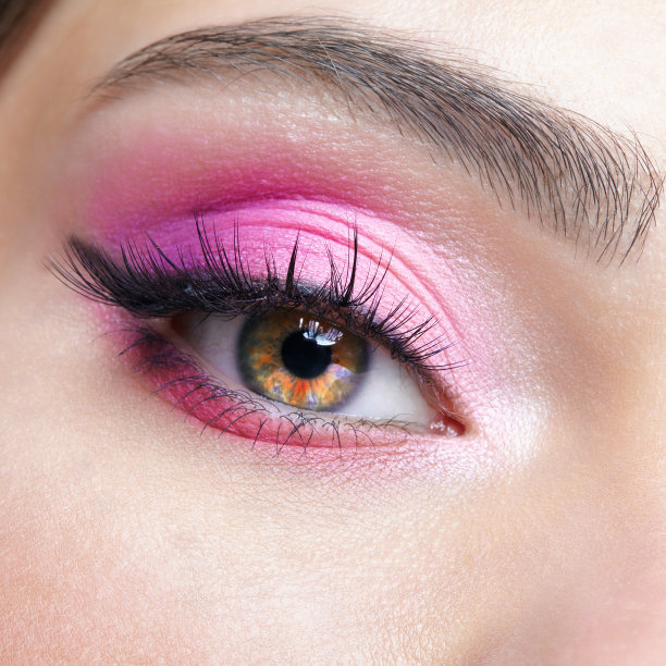 特写微距镜头的人类女性眼睛与粉红色的眼影图片下载