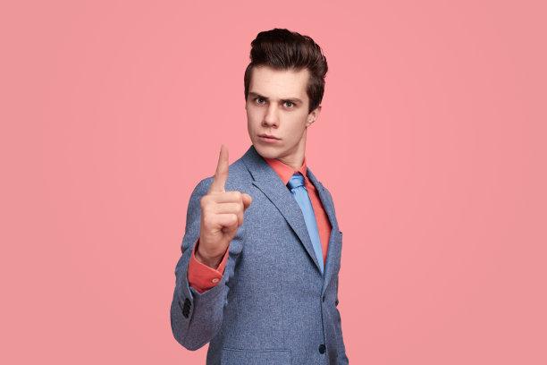 严肃的商人，竖起手指图片下载