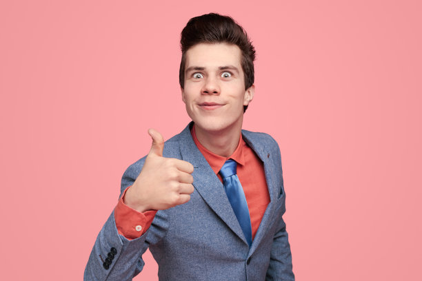 微笑的商人在演播室竖起大拇指图片下载