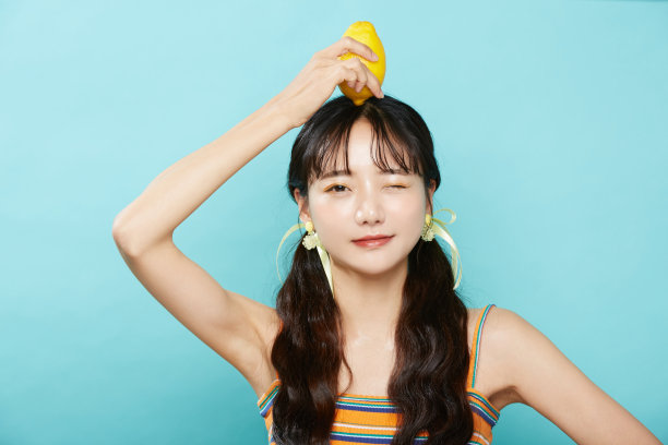 年轻的亚洲妇女在蓝色背景的新肖像图片下载