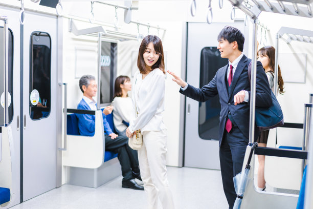 一个商人指着一把被遗忘的雨伞图片下载