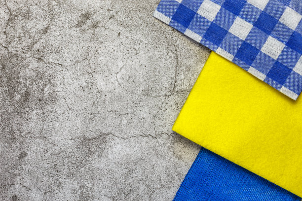 卫生清洁的概念。各种抹布餐巾擦拭和家务顶视图在一个空的背景与复制空间图片下载