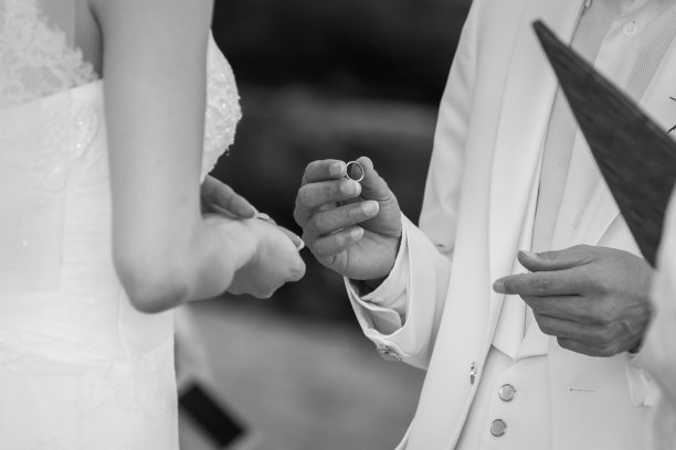 结婚戒指。有选择性的重点。图片下载