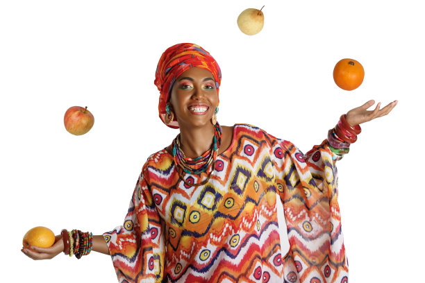 美丽的非洲妇女在传统服装在演播室耍水果图片下载