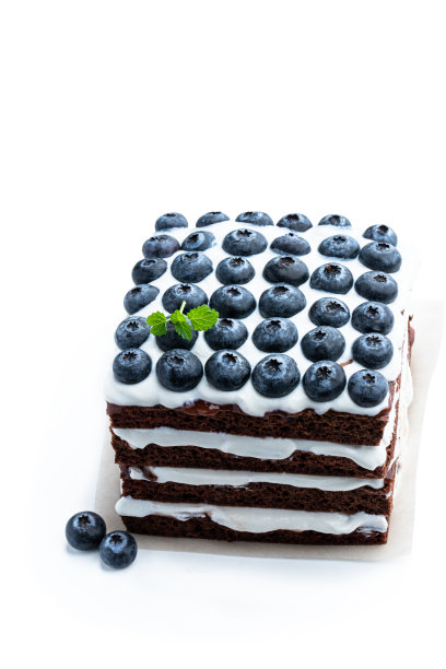 低热量的方形蛋糕，配上酸奶和巧克力饼干，上面点缀着白色的蓝莓图片下载