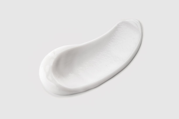 白色化妆品奶油色块孤立在灰色背景上。图片下载
