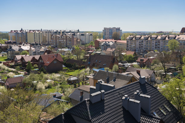 从上面俯瞰阳光明媚的春天，泽列诺格拉茨克盛开的树木和花园图片下载