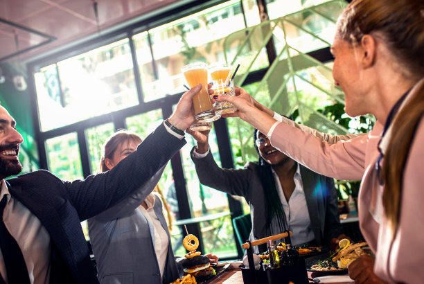 一群商务人士在餐厅的商务午餐上干杯。图片下载