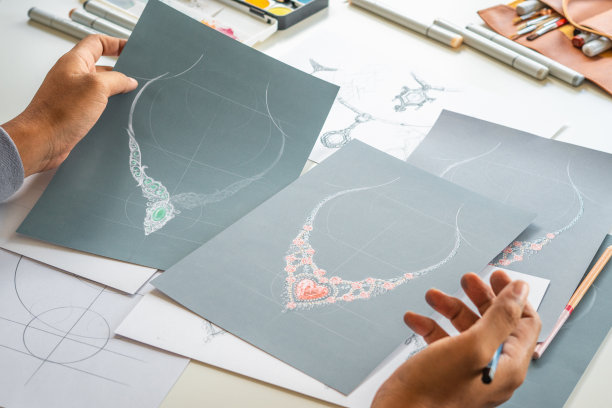 设计师设计钻石首饰绘图sketchesÂ制作worksÂ工艺独特的手工奢侈品项链产品创意。图片下载