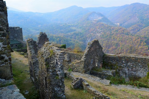 塞尔维亚克拉列耶沃的中世纪要塞Maglic图片下载