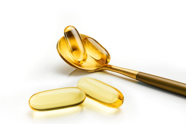 用勺子将欧米茄3胶囊隔离在白色背景上。图片下载