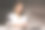 戴着耳机的年轻女士坐在家里附近，喝着红酒，在笔记本电脑上工作图片下载
